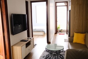 Iron/ironing board, WiFi, bed sheets - Lovely 2-bedroom dusk corner apartment with AC in vibrant Nha Trang (Nha Trang)