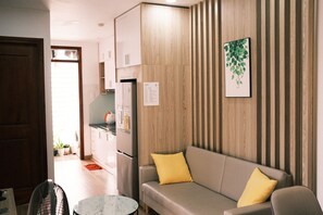 สแตนดาร์ดอพาร์ทเมนท์, ระเบียง, วิวภูเขา | บริเวณนั่งเล่น