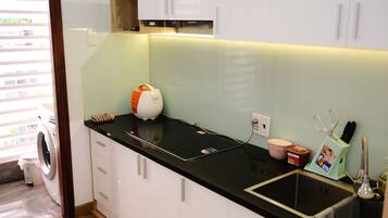 Standard Apartment, Balcony, Mountain View | Private kitchen