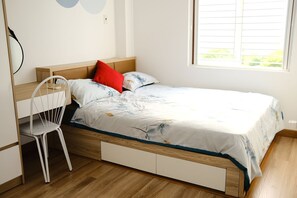 Appartamento Standard, balcone, vista montagna | Una scrivania, postazione laptop, Wi-Fi gratuito, lenzuola