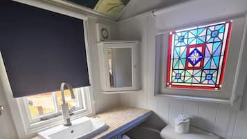 Traditional Room, Ensuite, Courtyard View (Shepherds Hut Double) | Bathroom