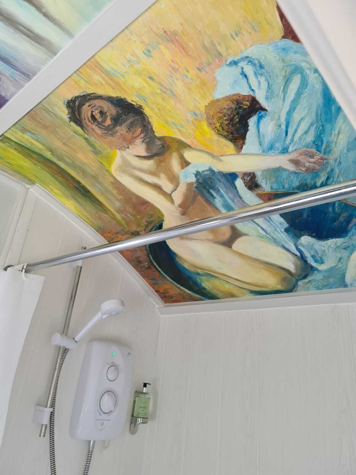 Chambre traditionnelle, salle de bain attenante, vue sur la cour intérieure (Shepherds Hut Double) | Salle de bain