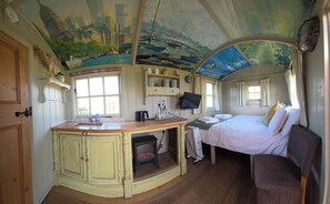 Alpehytte - terrasse - udsigt til dal