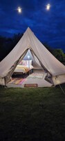 Tält - utsikt mot innergården (Bell Tent )