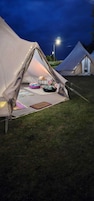 Tält - utsikt mot innergården (Bell Tent )