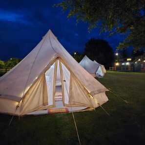 Tente, vue sur la cour intérieure (Bell Tent )