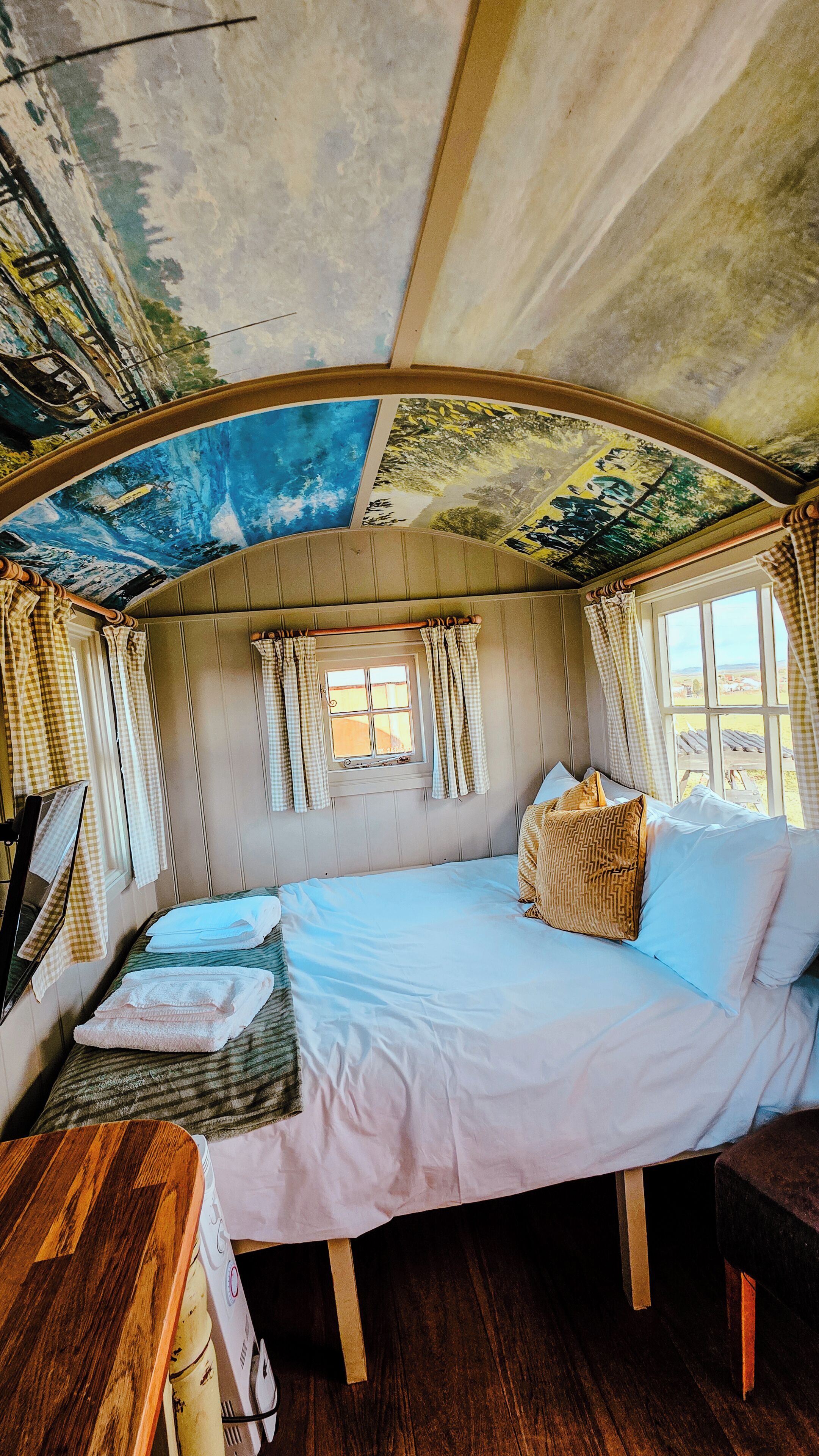 Traditionelt værelse - eget badeværelse - udsigt til gårdsplads (Shepherds Hut Double)