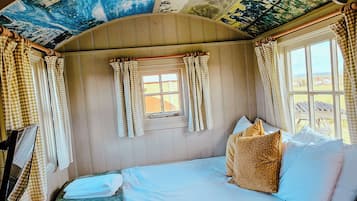 Traditionelt værelse - eget badeværelse - udsigt til gårdsplads (Shepherds Hut Double)