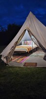 Tält - utsikt mot innergården (Bell Tent )