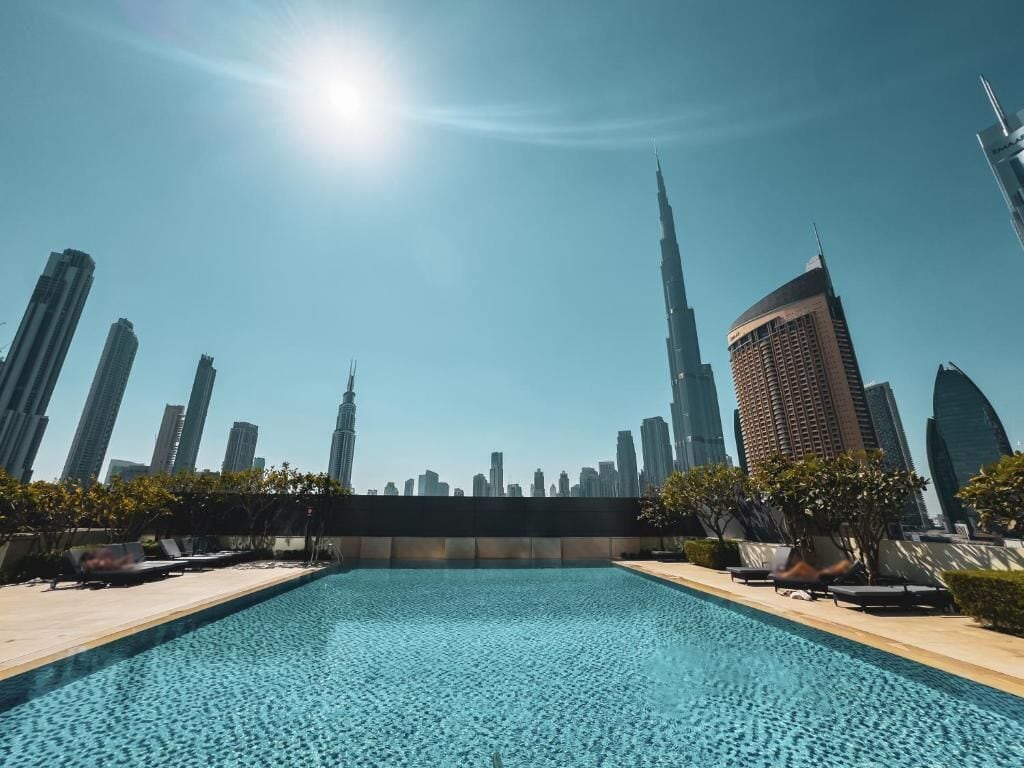 室外游泳池，提供泳池遮陽傘和日光浴躺椅