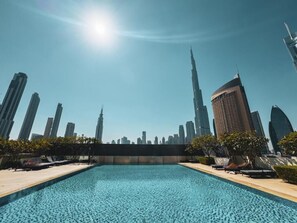 Outdoor pool, pool umbrellas, pool loungers - Revan Luay Downtown Dubai (Dubai)