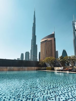 Outdoor pool, pool umbrellas, pool loungers - Revan Luay Downtown Dubai (Dubai)