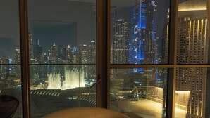 Ein modernes Wohnzimmer mit großem Fenster, einer Couch und einem Couchtisch.