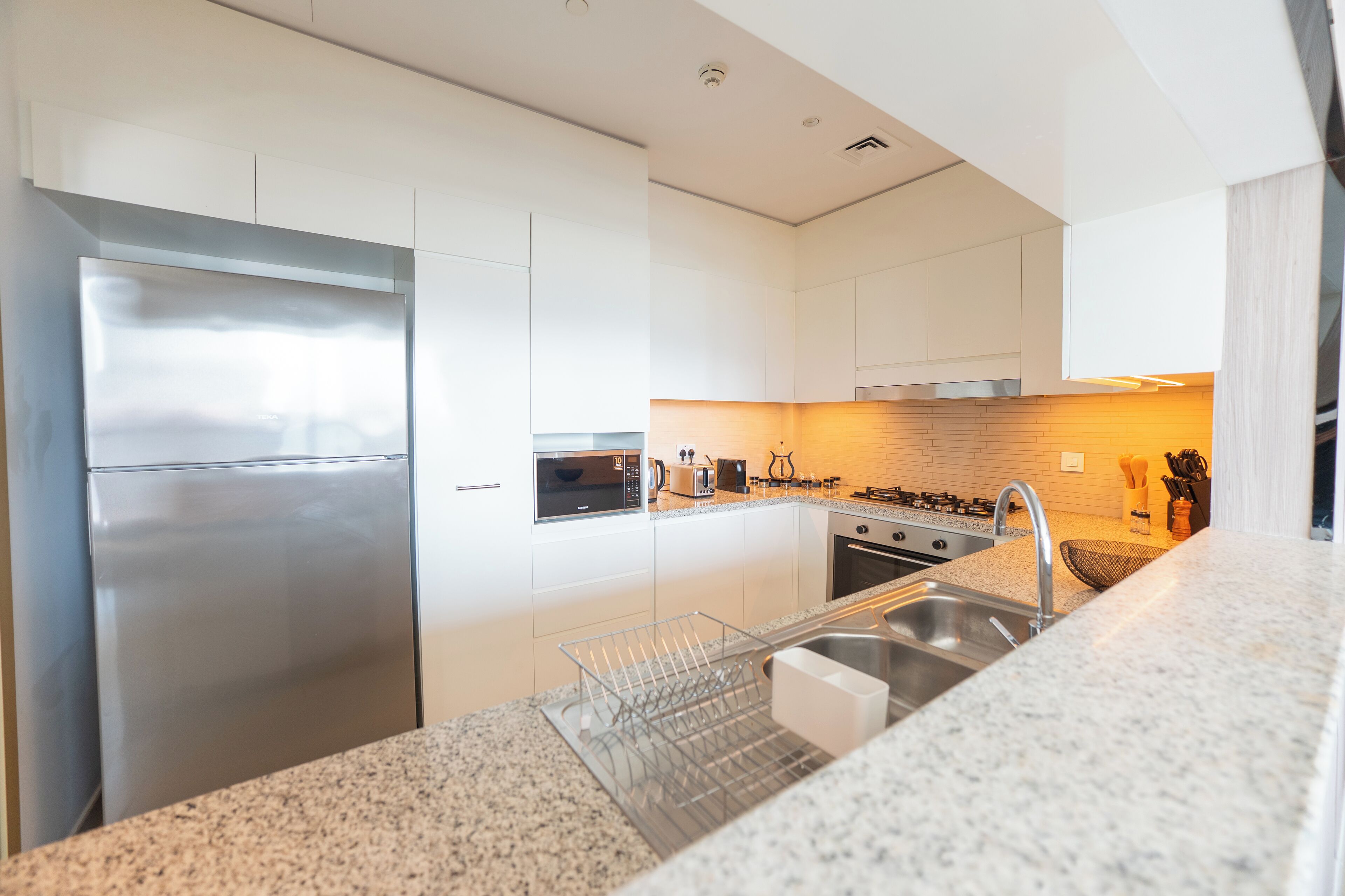 Full-sized fridge, microwave, oven, stovetop