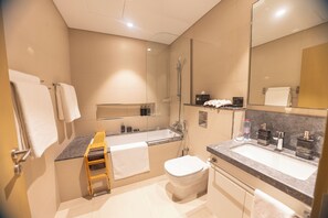 Separate bathtub and shower, deep-soaking bathtub, rainfall showerhead - Revan Luay Downtown Dubai (Dubai)