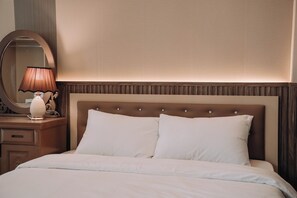 Blackout curtains, soundproofing, free WiFi