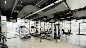 Een moderne sportschool met loopbanden, elliptische trainers en krachtapparatuur.