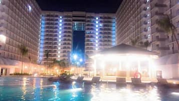 Hồ bơi ngoài trời