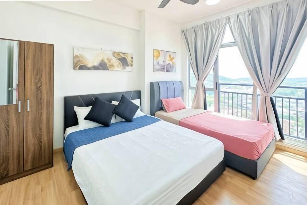 Un dormitorio con dos camas, un armario y un balcón con vistas.