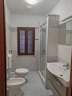 Hair dryer, bidet, towels, soap - Casa del Prof - Holiday apartment in the historic center (Asti)