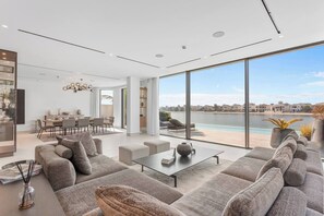 TV - Premium 4 BR Villa in Palm Jumeirah w/Private Pool (Dubai)