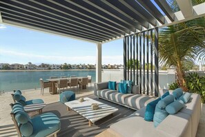 Outdoor dining - Premium 4 BR Villa in Palm Jumeirah w/Private Pool (Dubai)