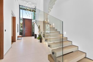 Interior - Premium 4 BR Villa in Palm Jumeirah w/Private Pool (Dubai)