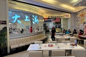 A restaurant with a counter, seating area, and tables. - ABHome [Family Suite] KSL D'Esplanade #Pool View #JB (Johor Bahru)