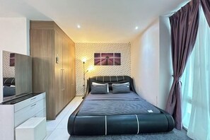 A modern bedroom with a bed, wardrobe, and bedside lamp. - ABHome [Family Suite] KSL D'Esplanade #Pool View #JB (Johor Bahru)