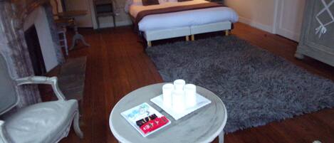 Family Suite, Garden View | Desk, laptop workspace, free WiFi, bed sheets