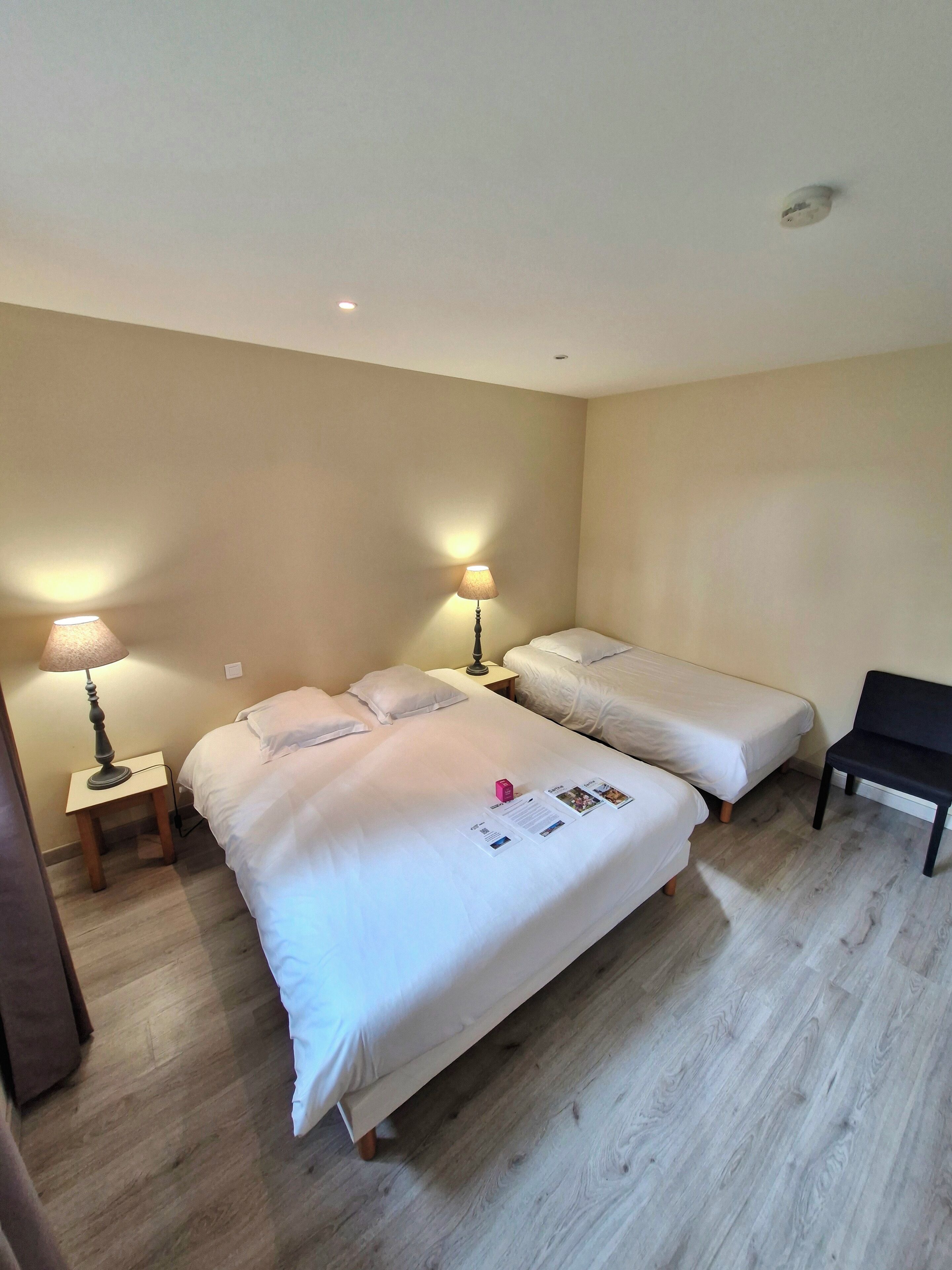 Comfort driepersoonskamer | Gratis wifi, beddengoed, rolstoeltoegang