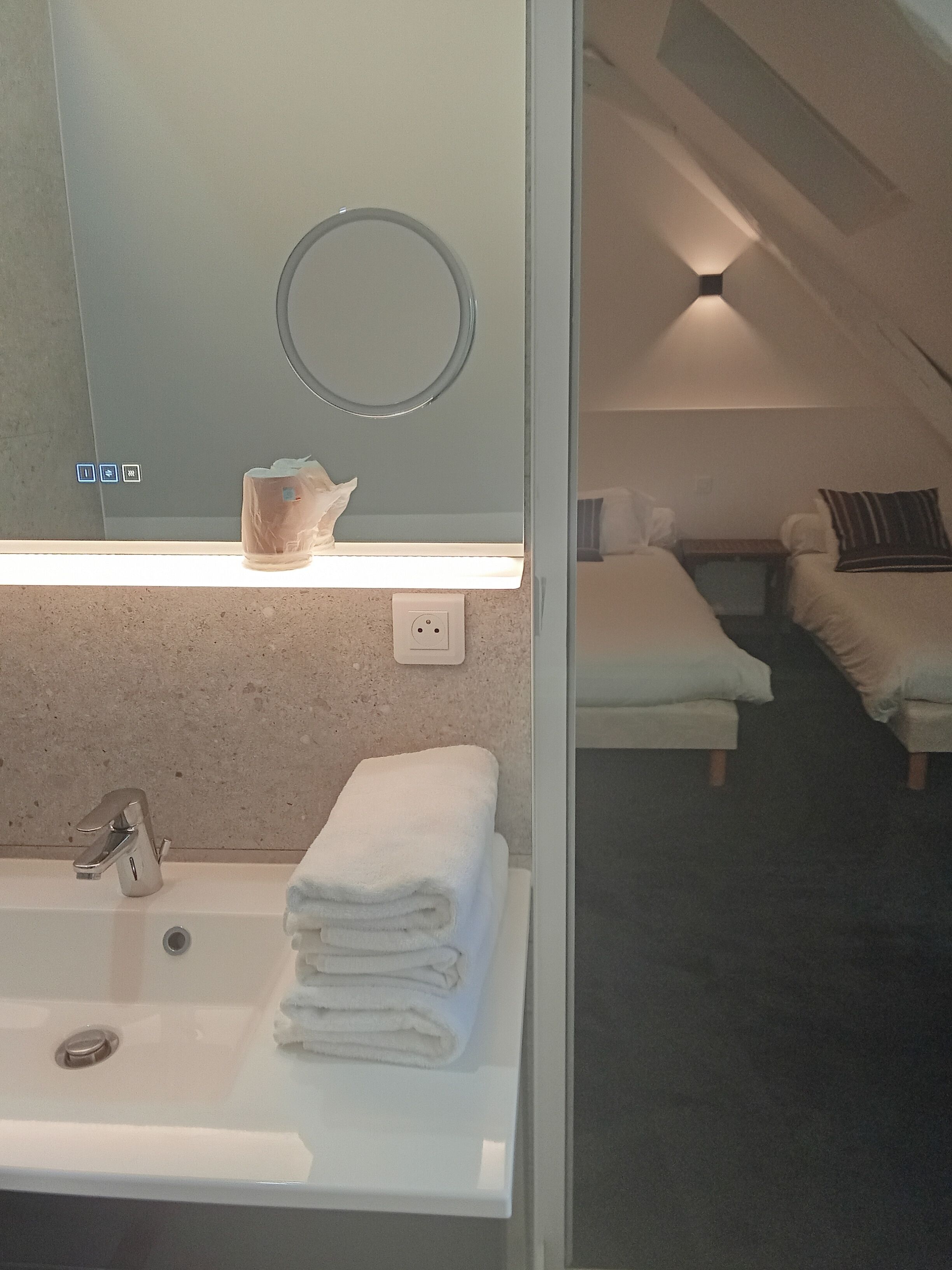 Comfort driepersoonskamer | Een bureau, een laptopwerkplek, gratis wifi, beddengoed