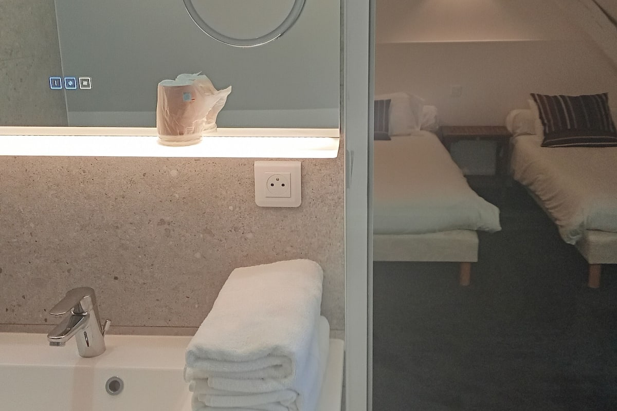 Comfort driepersoonskamer | Een bureau, een laptopwerkplek, gratis wifi, beddengoed