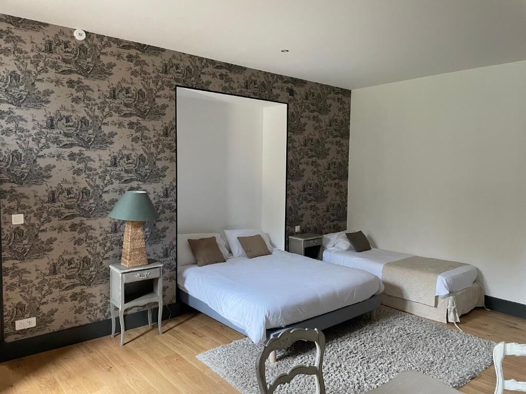 سرير سفر وواي فاي مجانًا وملاءات أسرّة