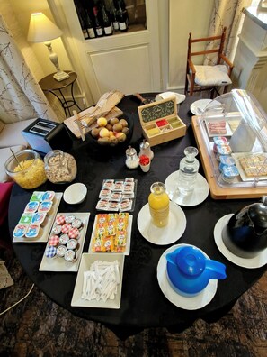 بوفيه فطور يوميًا بتكلفة قدرها (12 EUR للشخص)