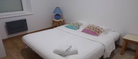 Comfort House | Travel cot, free WiFi, bed sheets