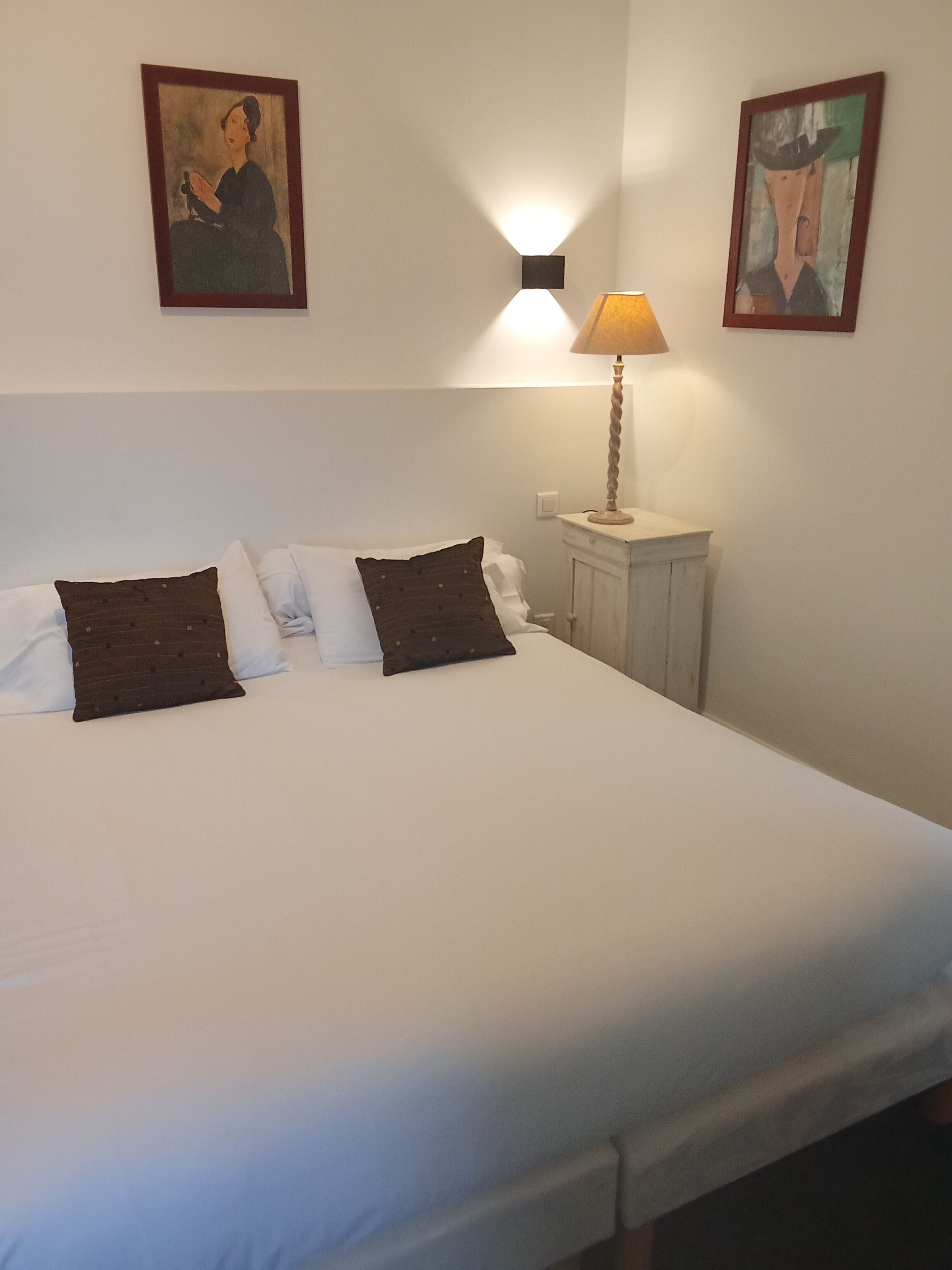 Comfort tweepersoonskamer | Een bureau, een laptopwerkplek, gratis wifi, beddengoed