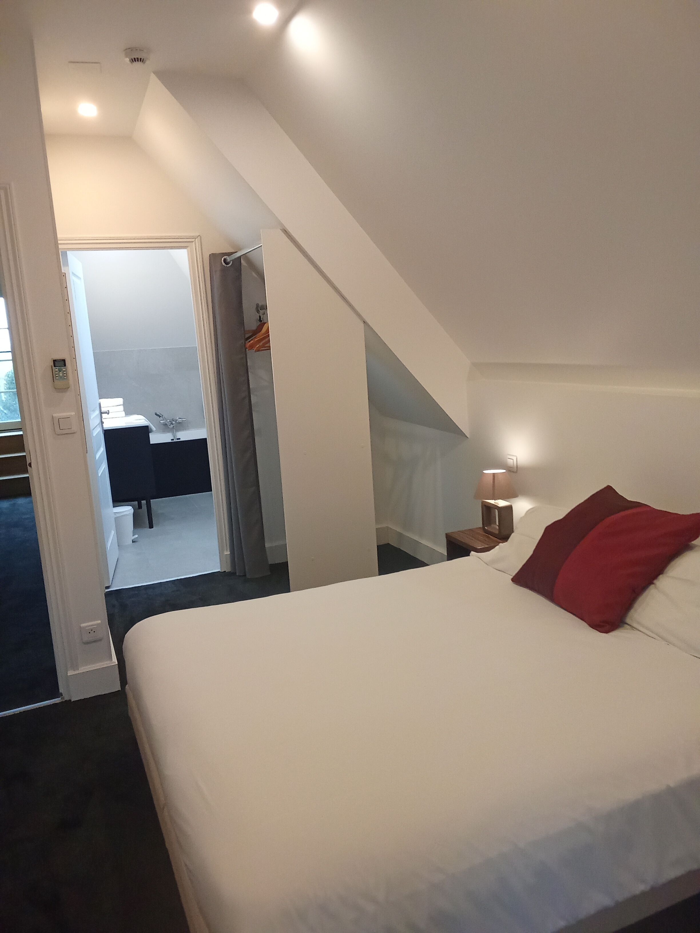 Comfort driepersoonskamer | Een bureau, een laptopwerkplek, gratis wifi, beddengoed