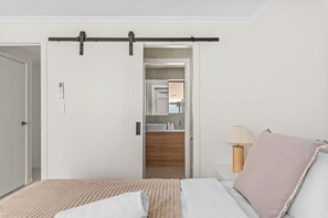 Iron/ironing board, WiFi, bed sheets - Modern Family Escape in Rochedale | Pool & Comfort (Robertson)