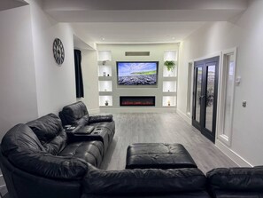 Interior - Luxury home 5 bedroom 3 bathroom games room parking (Rogerstone)