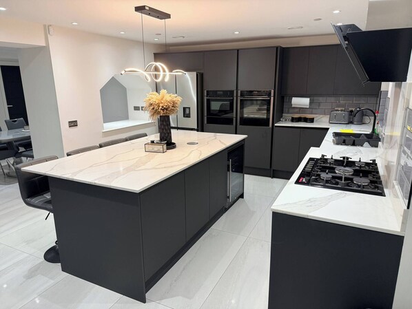 Private kitchen - Luxury home 5 bedroom 3 bathroom games room parking (Rogerstone)