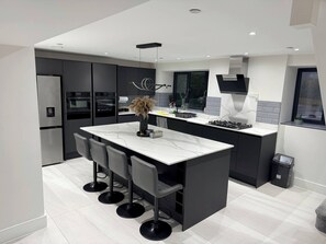 Private kitchen - Luxury home 5 bedroom 3 bathroom games room parking (Rogerstone)