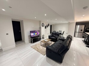 Interior - Luxury home 5 bedroom 3 bathroom games room parking (Rogerstone)