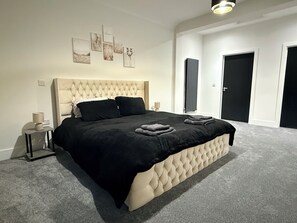 5 bedrooms, iron/ironing board, Internet, bed sheets
