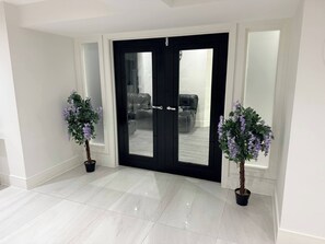 Interior - Luxury home 5 bedroom 3 bathroom games room parking (Rogerstone)