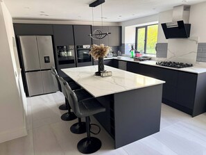 Geladeira, micro-ondas, fogão, lava-louças