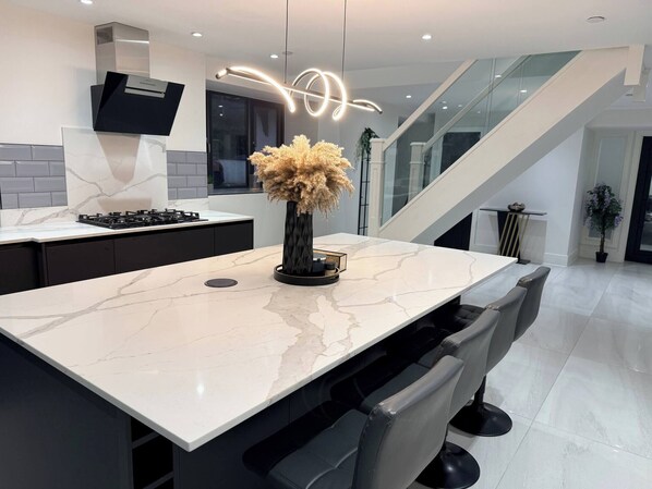 Dining - Luxury home 5 bedroom 3 bathroom games room parking (Rogerstone)