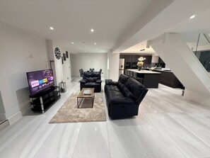 Living area - Luxury home 5 bedroom 3 bathroom games room parking (Rogerstone)