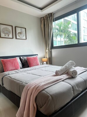 2 bedrooms, Internet, bed sheets, wheelchair access - Condo 2 Bedrooms 2 Bathrooms 100 walk to the beach (Muang Pattaya)