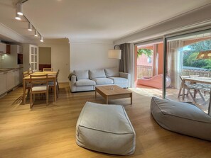 Living area - Cosy T3 5 minutes from beaches and town center (Sainte-Maxime)
